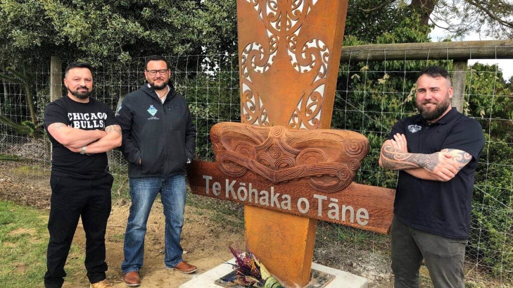 Kāi Tahu artist Steve Solomon of Te Rūnaka o Ōraka-Aparima, left, created a carving to mark the entrance to Te Kōhaka o Tāne (The Nest of Tānemahuta). He's seen here with Te Tapu o Tāne board chairman Riki Parata and chief executive Jana Davis, right.